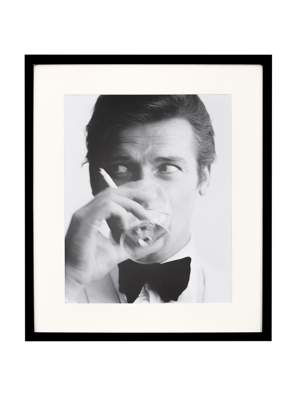 Ingelijste digitale print James Bond Drinking, Afbeelding: digitale print op papier,, Lijst: gelakt hout, Zwart, wit, B 33 x H 43 cm