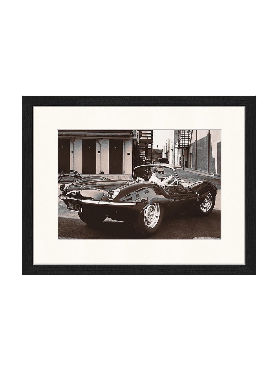 Foto incorniciata di Steve McQueen in his Jaguar, Cornice: legno di faggio, Immagine: stampa digitale su carta,, Nero, bianco latte, Larg. 43 x Alt. 33 cm