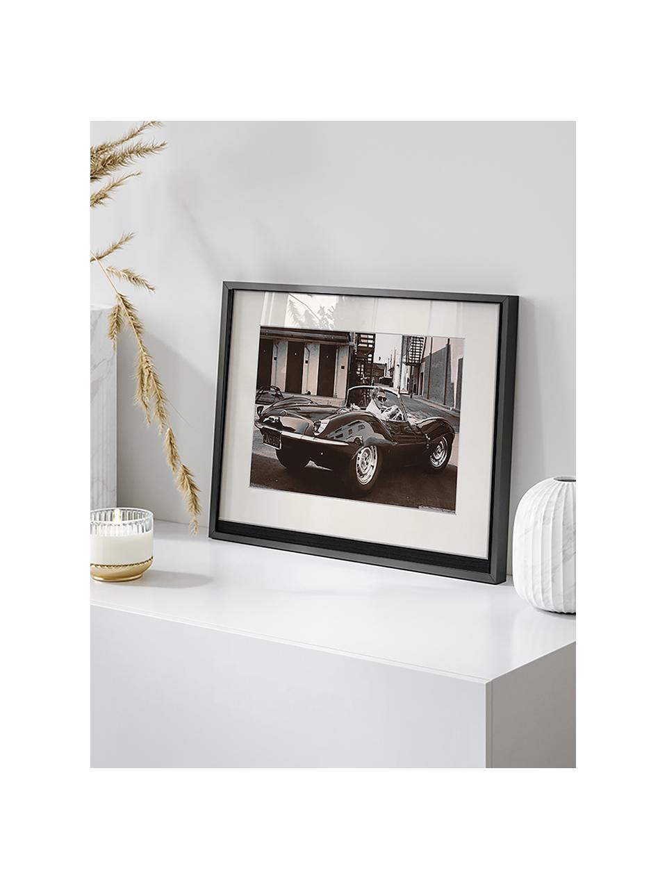 Foto incorniciata di Steve McQueen nella sua Jaguar, Struttura: legno di faggio, certific, Immagine: stampa digitale su carta , Nero, bianco latte, Larg. 43 x Alt. 33 cm