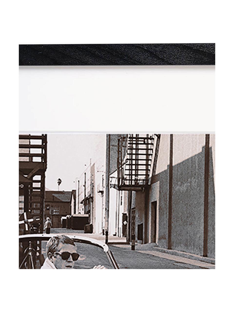 Foto incorniciata di Steve McQueen nella sua Jaguar, Struttura: legno di faggio, certific, Immagine: stampa digitale su carta , Nero, bianco latte, Larg. 43 x Alt. 33 cm