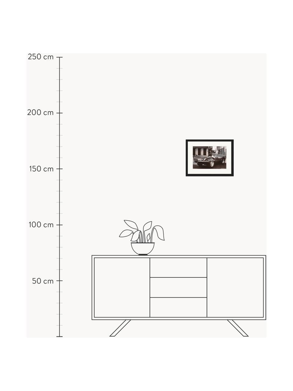 Foto incorniciata di Steve McQueen nella sua Jaguar, Struttura: legno di faggio, certific, Immagine: stampa digitale su carta , Nero, bianco latte, Larg. 43 x Alt. 33 cm