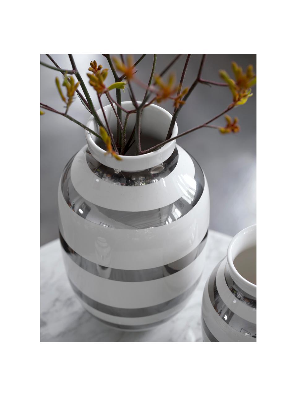 Grosse handgefertigte Design-Vase Omaggio, Keramik, Silberfarben, glänzend, Weiss, Ø 20 x H 30 cm