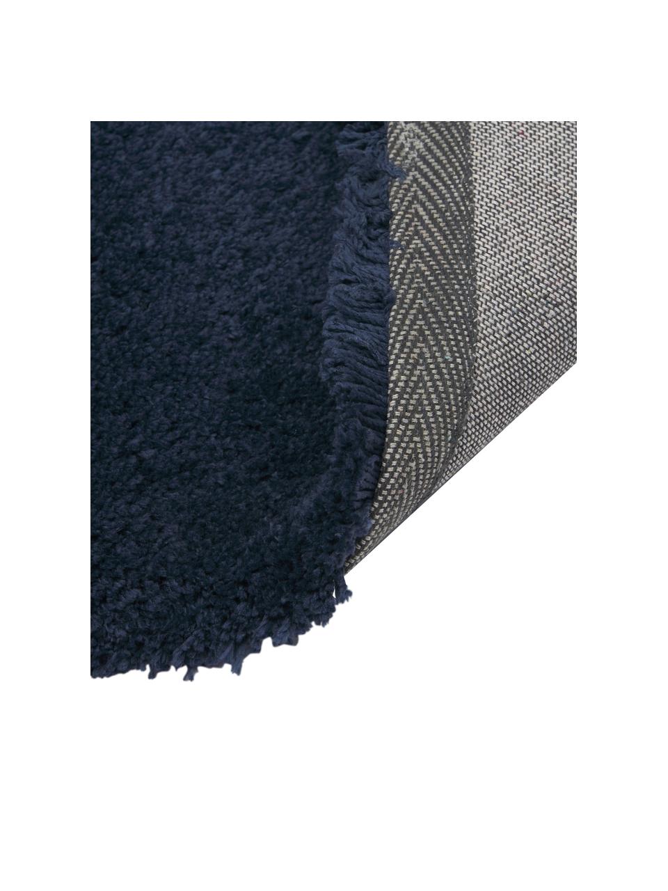 Fluffy hoogpolig vloerkleed Leighton in donkerblauw, Onderzijde: 70% polyester, 30% katoen, Donkerblauw, B 80 x L 150 cm (maat XS)