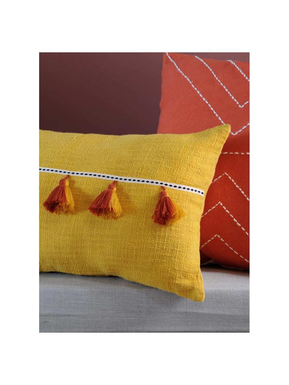 Cuscino giallo con imbottitura e nappe Majorque, 100% cotone, Giallo, rosso, Larg. 35 x Lung. 55 cm