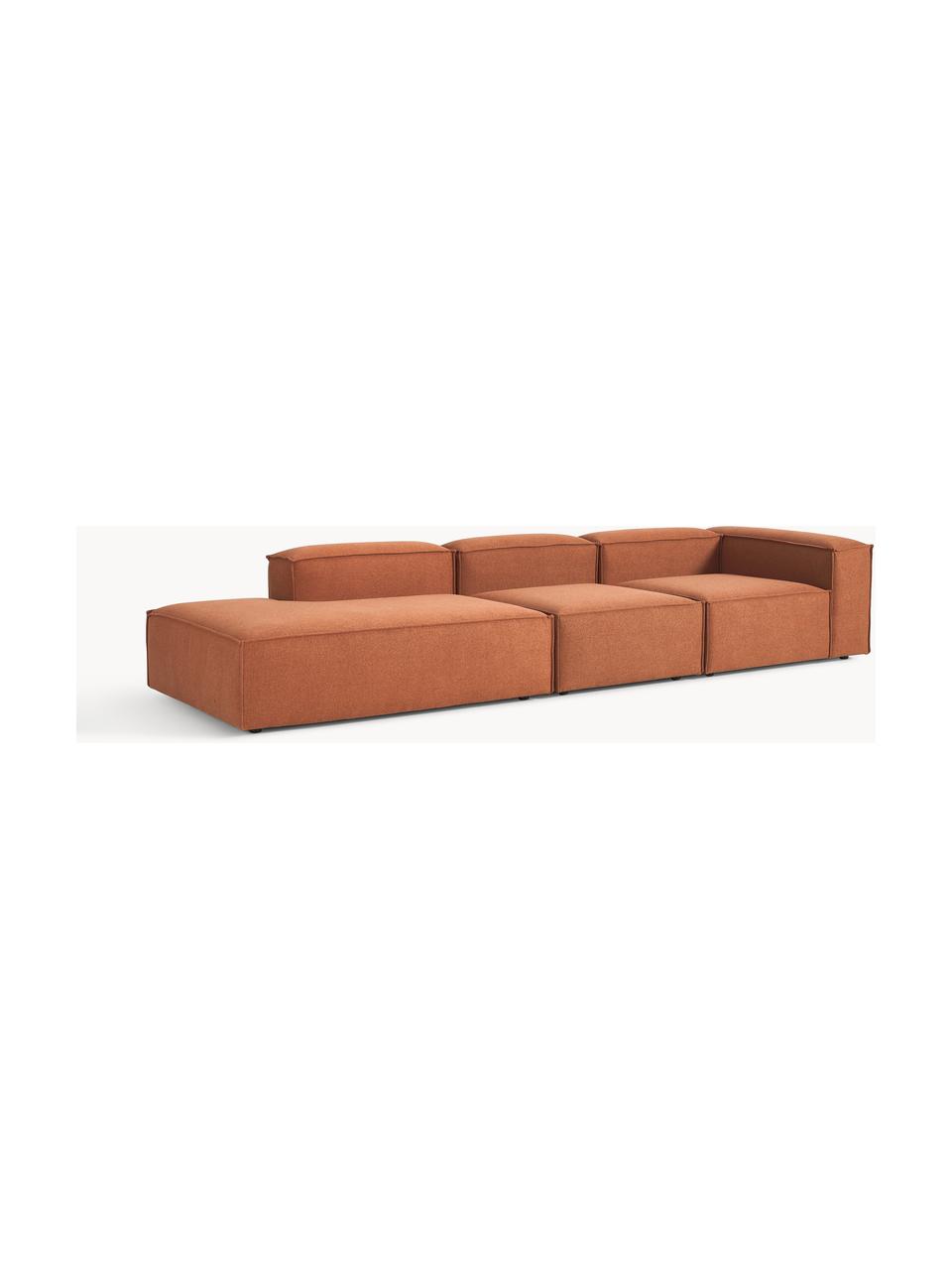 Chaise longue XL componibile Lennon, Rivestimento: poliestere Il rivestiment, Struttura: legno di pino massiccio, , Piedini: plastica Questo prodotto , Tessuto terracotta, Larg. 357 x Prof. 119 cm, schienale a sinistra