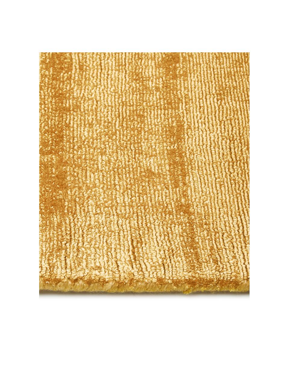 Tappeto in viscosa color giallo senape tessuto a mano Jane, Retro: 100% cotone, Giallo senape, Larg. 80 x Lung. 150 cm (taglia XS)