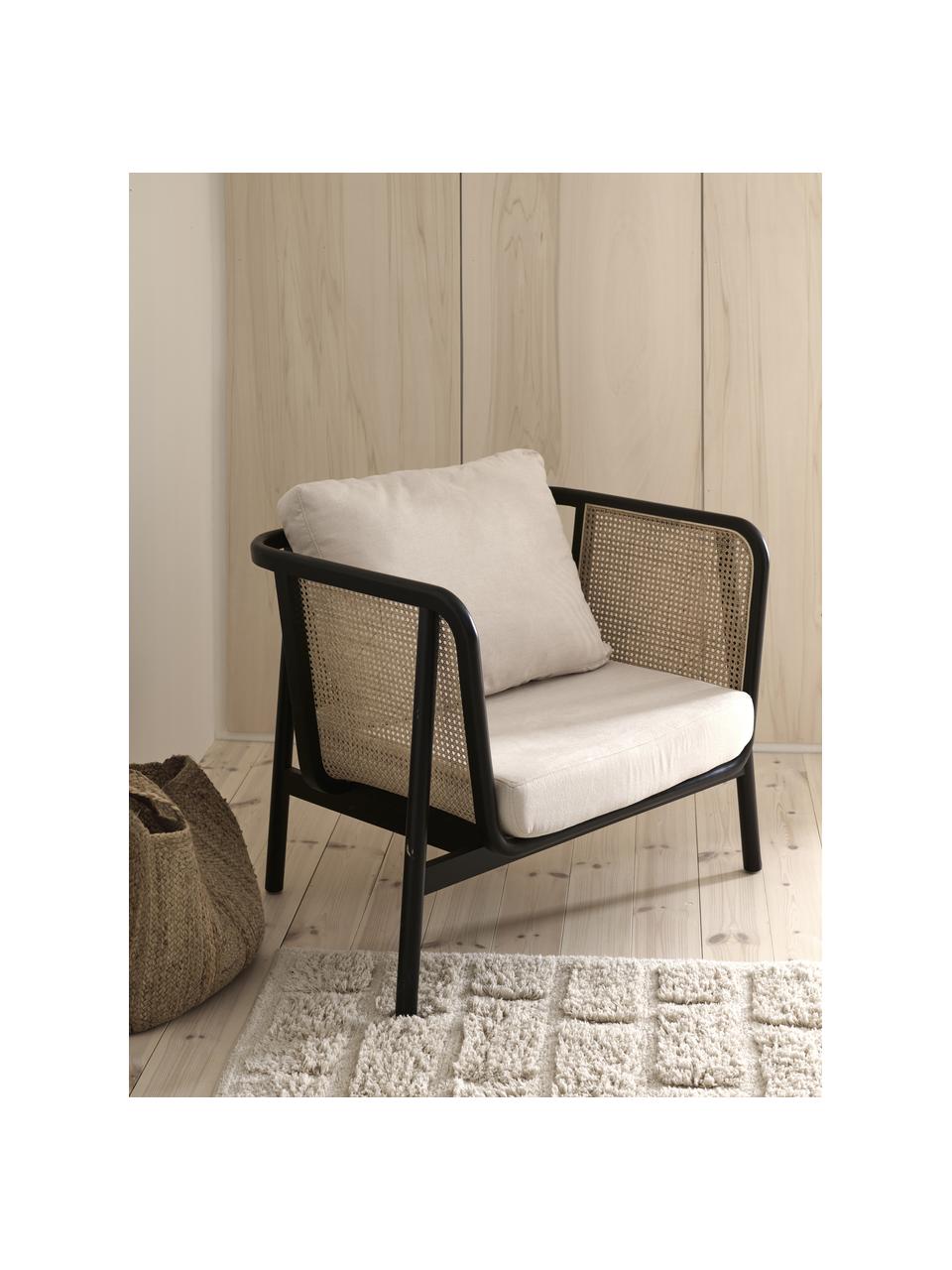 Fotel wypoczynkowy z rattanu Callo, Tapicerka: 100% poliester, Stelaż: drewno bukowe lakierowane, Kremowobiała tkanina, drewno bukowe lakierowane na czarno, S 106 x G 79 cm