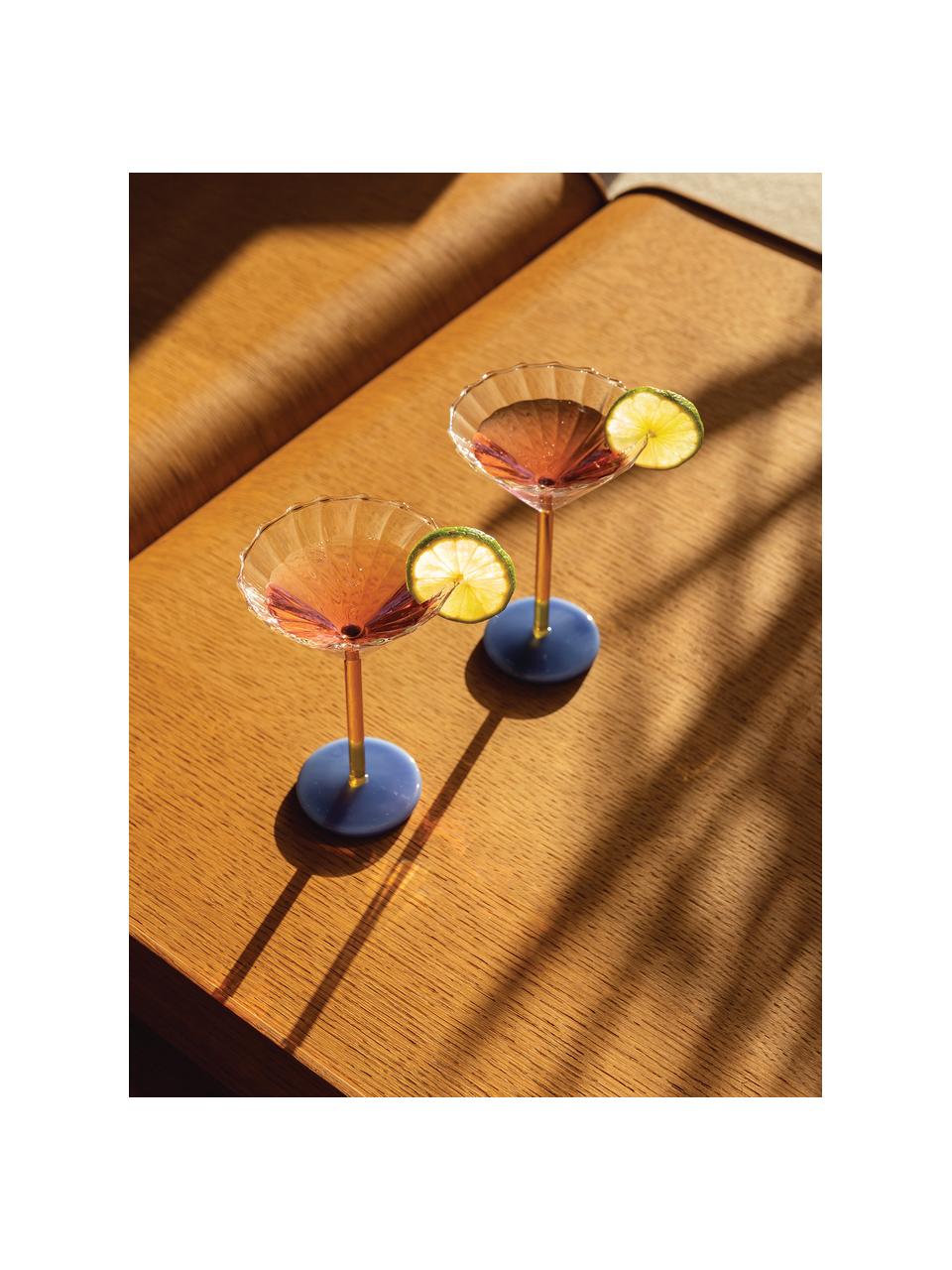 Verres à cocktail Bold, 2 pièces, Verre borosilicate

Découvrez la polyvalence du verre borosilicaté pour votre maison ! Ce matériau de haute qualité, fiable et robuste, se distingue par une résistance exceptionnelle à la chaleur, ce qui le rend idéal pour votre thé ou café chaud. Par rapport au verre traditionnel, le verre borosilicaté est plus résistant aux fissures et aux bris, en faisant un compagnon sûr pour votre intérieur, Transparent, jaune, bleu, Ø 17 x haut. 10 cm, 150 ml
