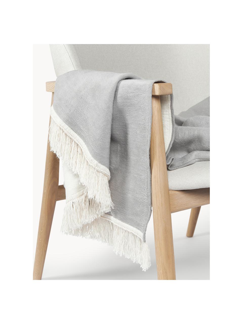 Coperta in cotone con finitura a frange Alya, 100% cotone

Il materiale utilizzato in questo prodotto è testato per le sostanze nocive e certificato secondo lo STANDARD 100 by OEKO-TEX®, 6457CIT, CITEVE., Grigio chiaro, Larg. 125 x Lung. 170 cm