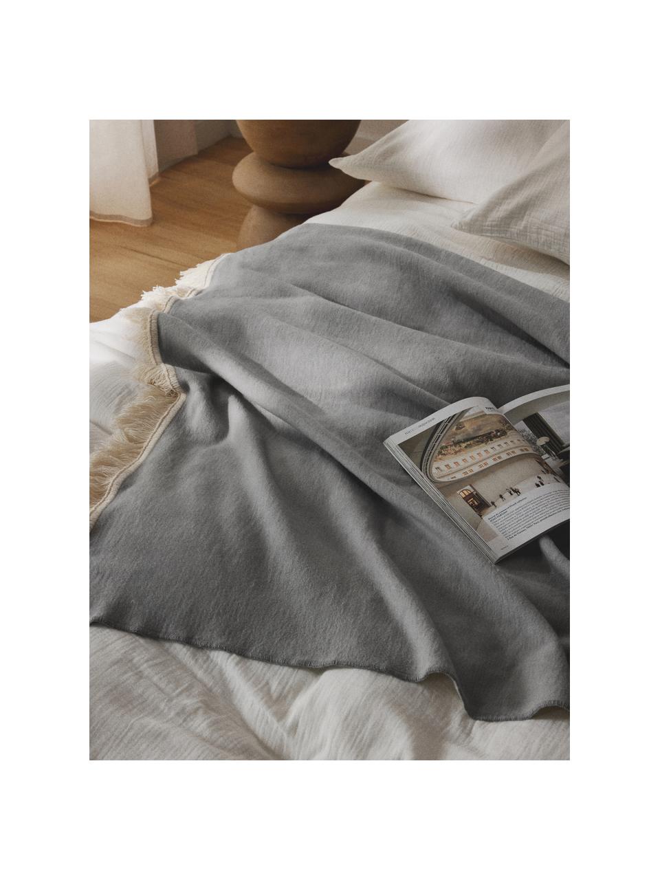 Coperta in cotone con finitura a frange Alya, 100% cotone

Il materiale utilizzato in questo prodotto è testato per le sostanze nocive e certificato secondo lo STANDARD 100 by OEKO-TEX®, 6457CIT, CITEVE., Grigio chiaro, Larg. 125 x Lung. 170 cm