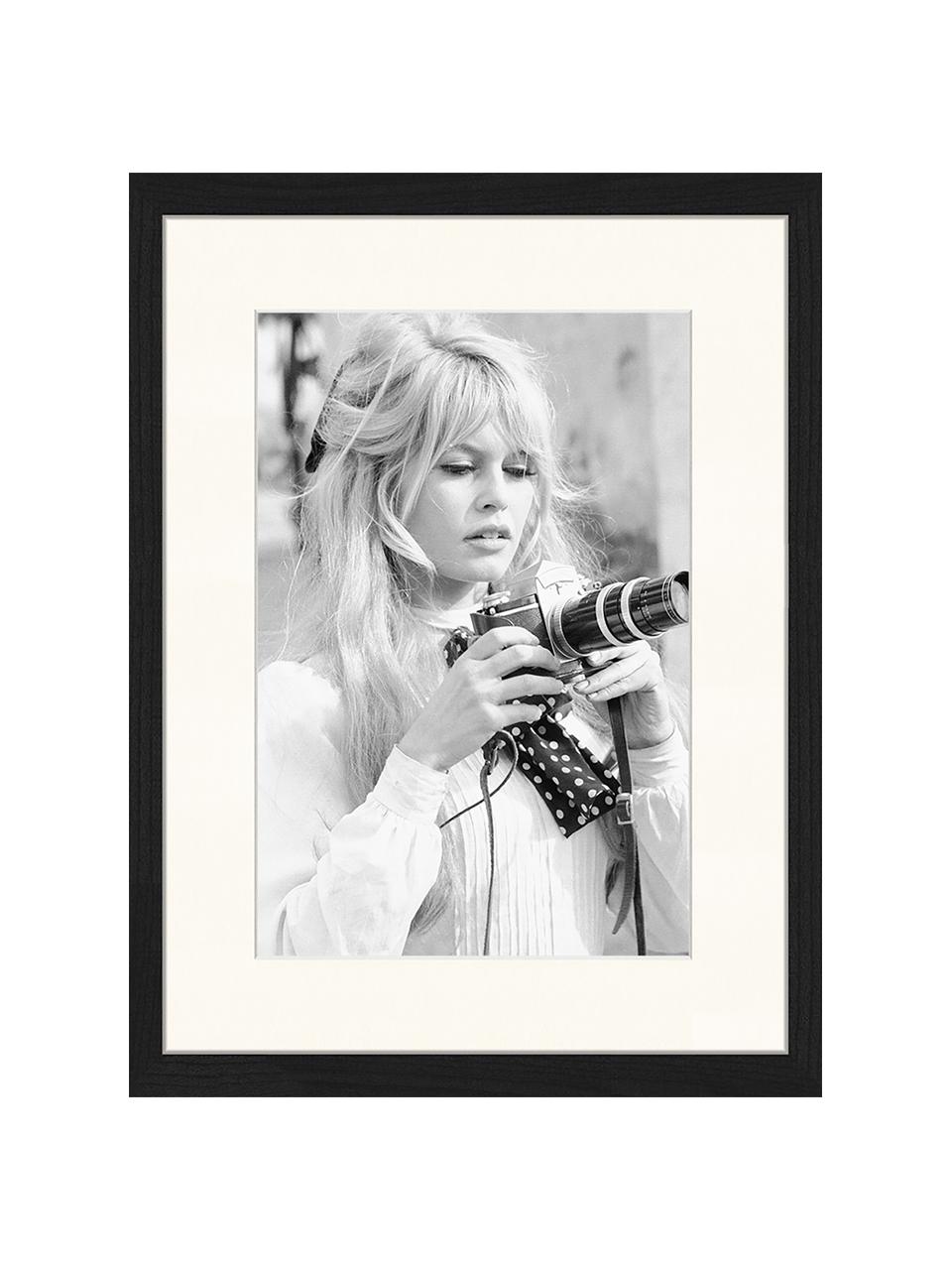 Oprawiony druk cyfrowy Brigitte With Her Camera, Czarny, biały, S 33 x W 43 cm