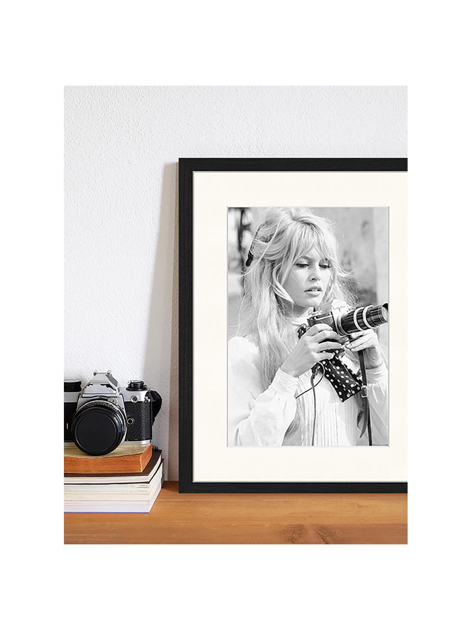 Ingelijste digitale print Brigitte With Her Camera, Afbeelding: digitale print op papier,, Frame: gelakt hout, Zwart, wit, B 33 x H 43 cm
