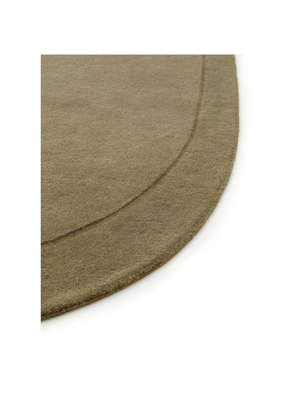 Alfombra artesanal de lana con forma orgánica Shape, 100% lana

Las alfombras de lana se pueden aflojar durante las primeras semanas de uso, la pelusa se reduce con el uso diario., Verde oliva, An 160 x L 230 cm (Tamaño M)