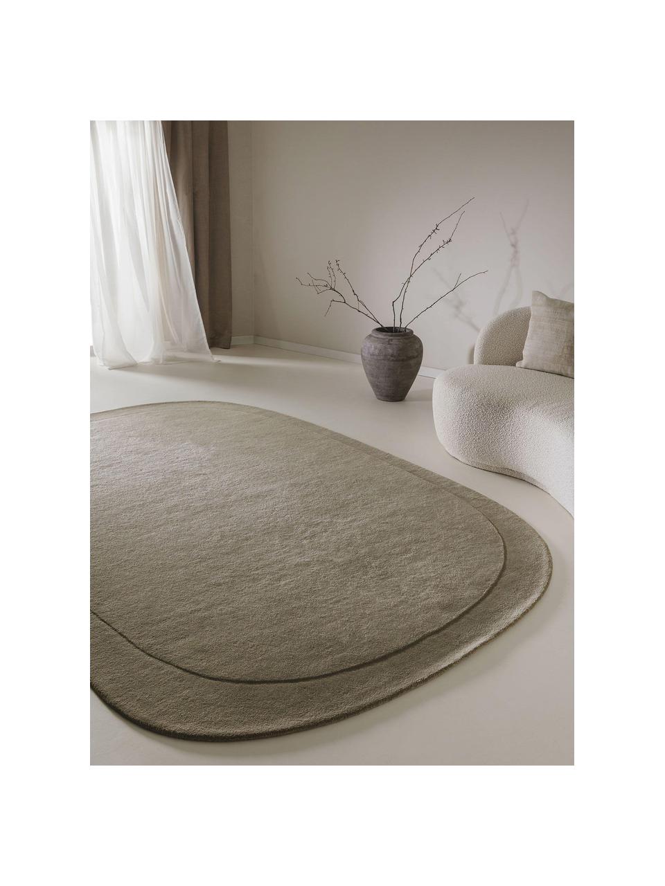 Tapis en laine tissé à la main de forme organique Shape, 100 % laine

Les tapis en laine peuvent perdre des fibres lors des premières semaines et des peluches peuvent se former, ce phénomène est naturel et diminue à mesure de votre usage et du temps, Vert olive, larg. 160 x long. 230 cm (taille M)