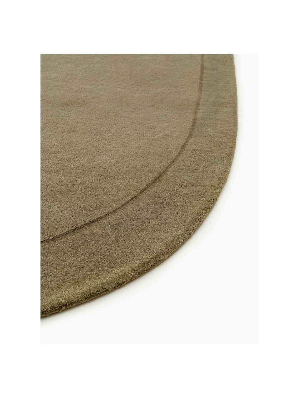 Tappeto in lana tessuto a mano dalla forma organica Shape, 100% lana

Nel caso dei tappeti di lana, le fibre possono staccarsi nelle prime settimane di utilizzo, questo e la formazione di lanugine si riducono con l'uso quotidiano, Verde oliva, Larg. 160 x Lung. 230 cm (taglia M)