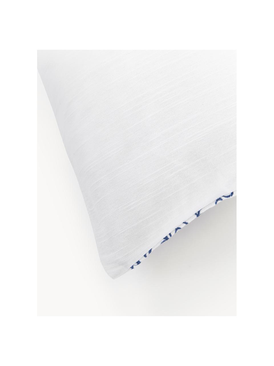 Housse de coussin 45x45 en coton brodé Tabitha, Blanc, bleu foncé, larg. 45 x long. 45 cm