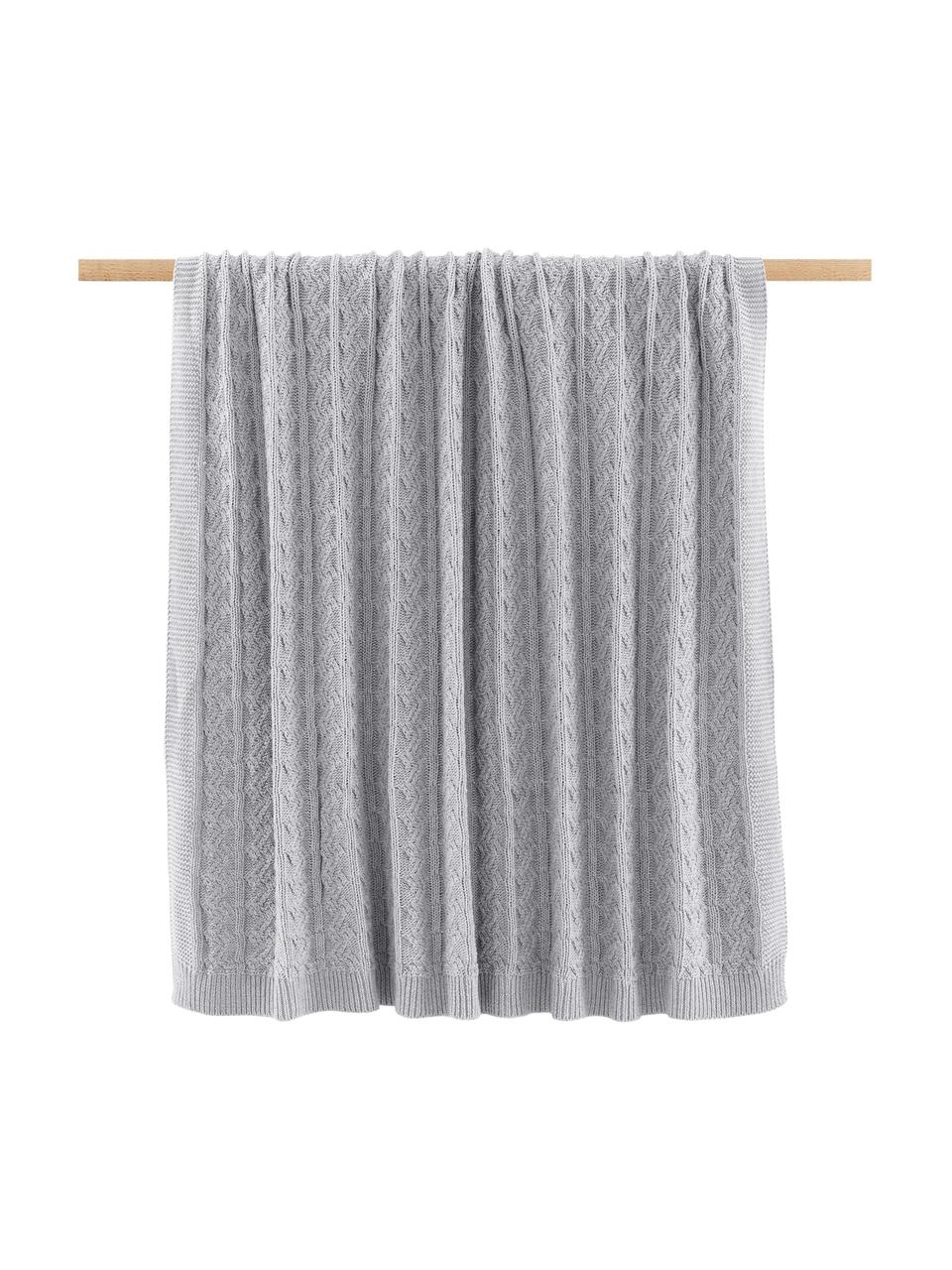 Coperta a maglia color grigio chiaro con motivo a trecce Caleb, 100% cotone, Grigio chiaro, Larg. 130 x Lung. 170 cm