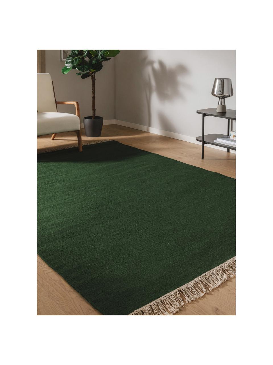 Alfombra artesanal de lana con flecos Liv, 80% algodón, 20% poliéster

Las alfombras de lana se pueden aflojar durante las primeras semanas de uso, la pelusa se reduce con el uso diario., Verde oscuro, An 80 x L 150 cm (Tamaño XS)