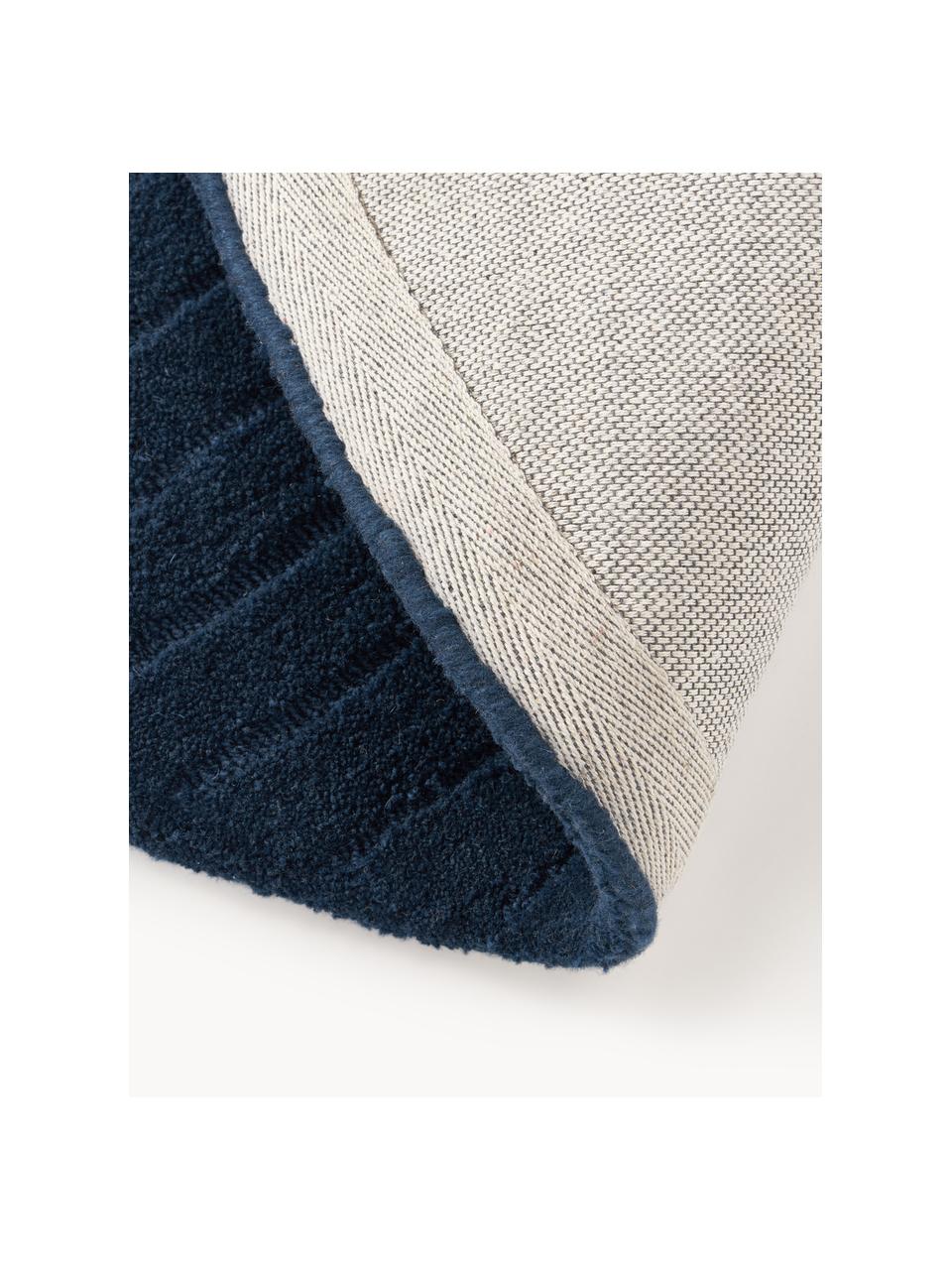 Tapis rond en laine tuftée main Mason, 100 % laine, certifiée RWS

Les tapis en laine peuvent perdre des fibres lors des premières semaines et des peluches peuvent se former, ce phénomène est naturel et diminue à mesure de votre usage et du temps, Bleu foncé, Ø 120 cm (taille S)