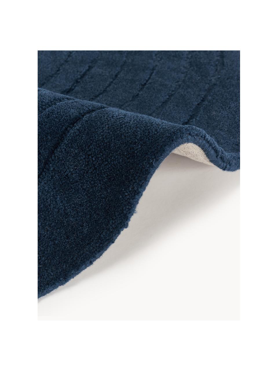 Tapis rond en laine tuftée main Mason, 100 % laine, certifiée RWS

Les tapis en laine peuvent perdre des fibres lors des premières semaines et des peluches peuvent se former, ce phénomène est naturel et diminue à mesure de votre usage et du temps, Bleu foncé, Ø 120 cm (taille S)