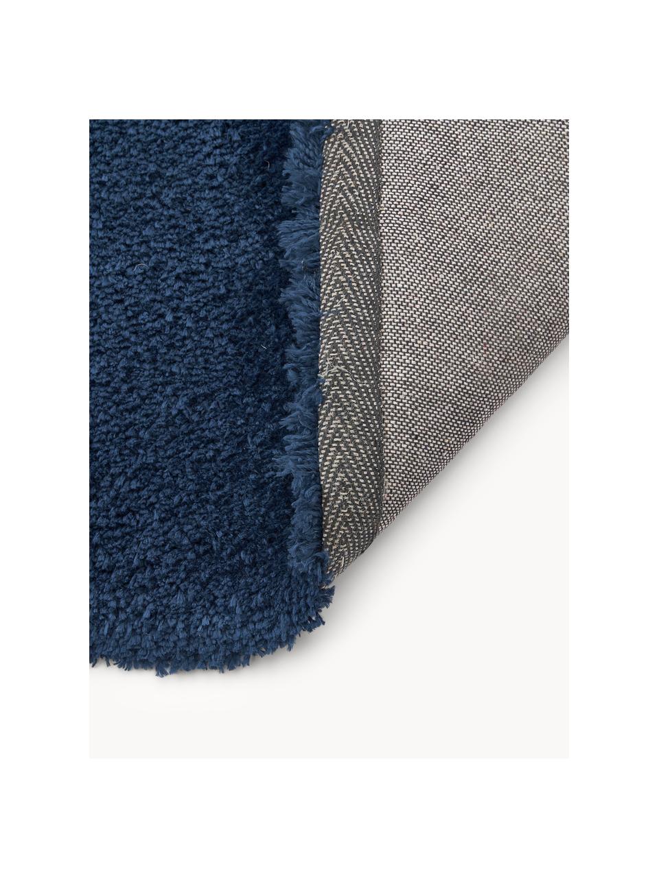 Huňatý koberec s vysokým vlasom Leighton, Tmavomodrá, Š 120 x D 180 cm (veľkosť S)