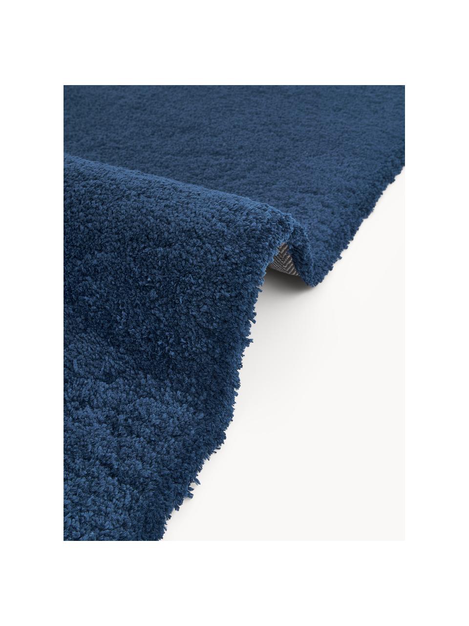 Pluizig hoogpolig vloerkleed Leighton, Bovenzijde: microvezels (100% polyest, Onderzijde: 70% polyester, 30% katoen, Donkerblauw, B 120 x L 180 cm (maat S)