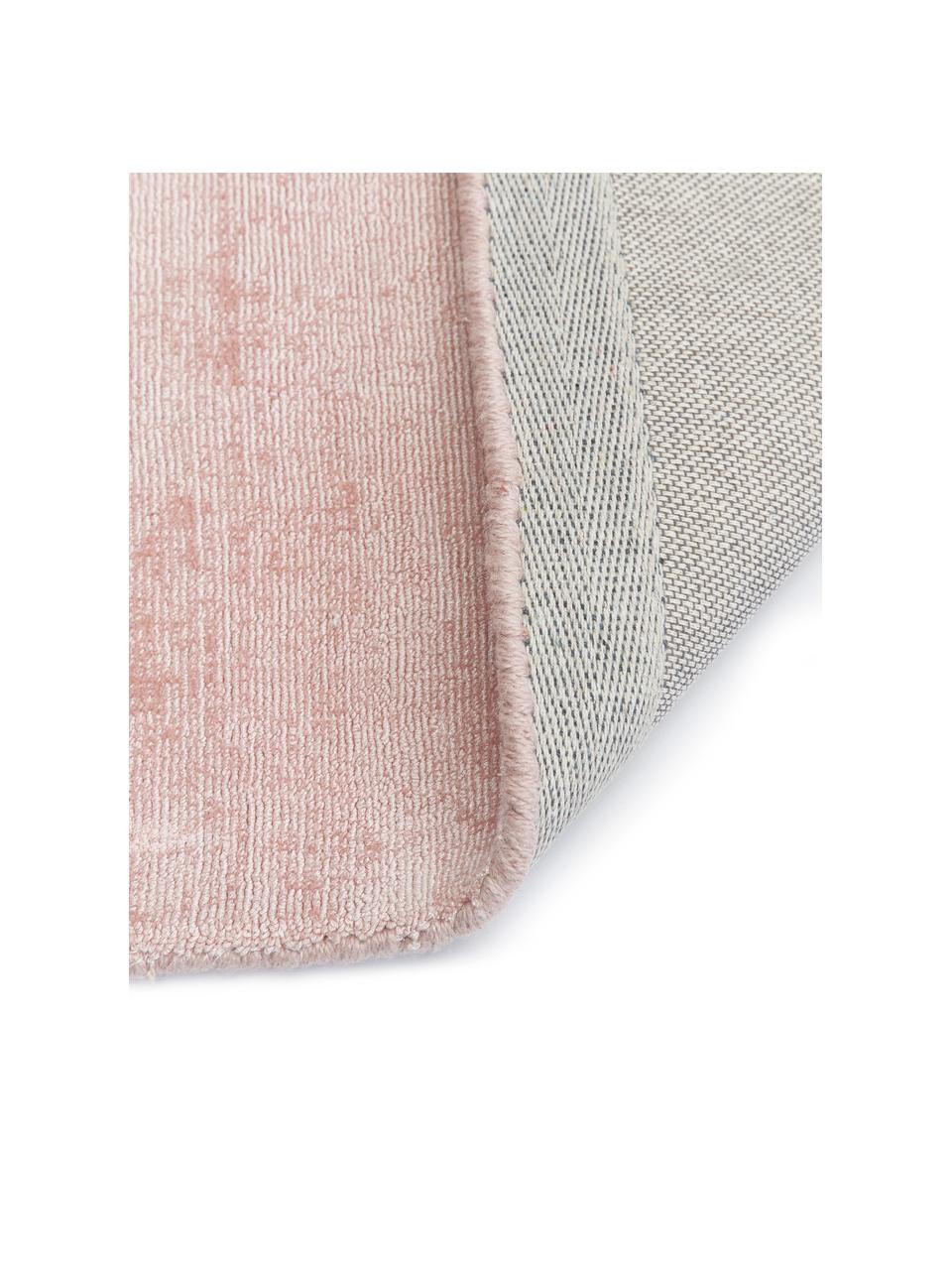 Handgeweven viscose vloerkleed Jane in roze, Bovenzijde: 100% viscose, Onderzijde: 100% katoen, Roze, B 80 x L 150 cm (maat XS)