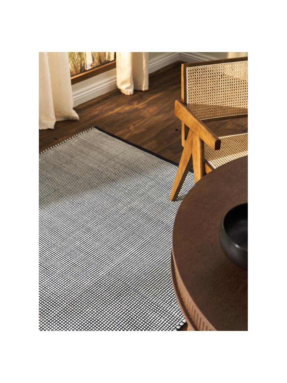 Tapis en laine tissé main Amaro, 67 % laine (certifiée RWS), 33 % coton

Les tapis en laine peuvent perdre des fibres lors des premières semaines et des peluches peuvent se former, ce phénomène est naturel et diminue à mesure de votre usage et du temps, Noir, blanc crème, larg. 300 x long. 400 cm (taille XL)