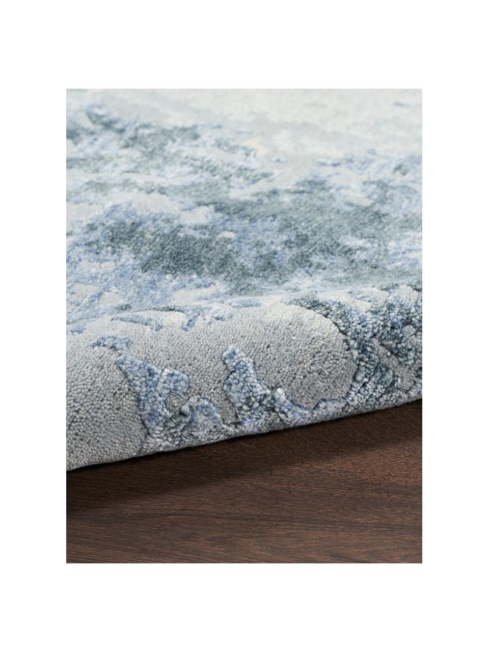 Alfombra corredor artesanal de viscosa Silk Shadows, 75% viscosa, 25% lana de Nueva Zelanda, Tonos azules y grises, An 70 x Al 250 cm