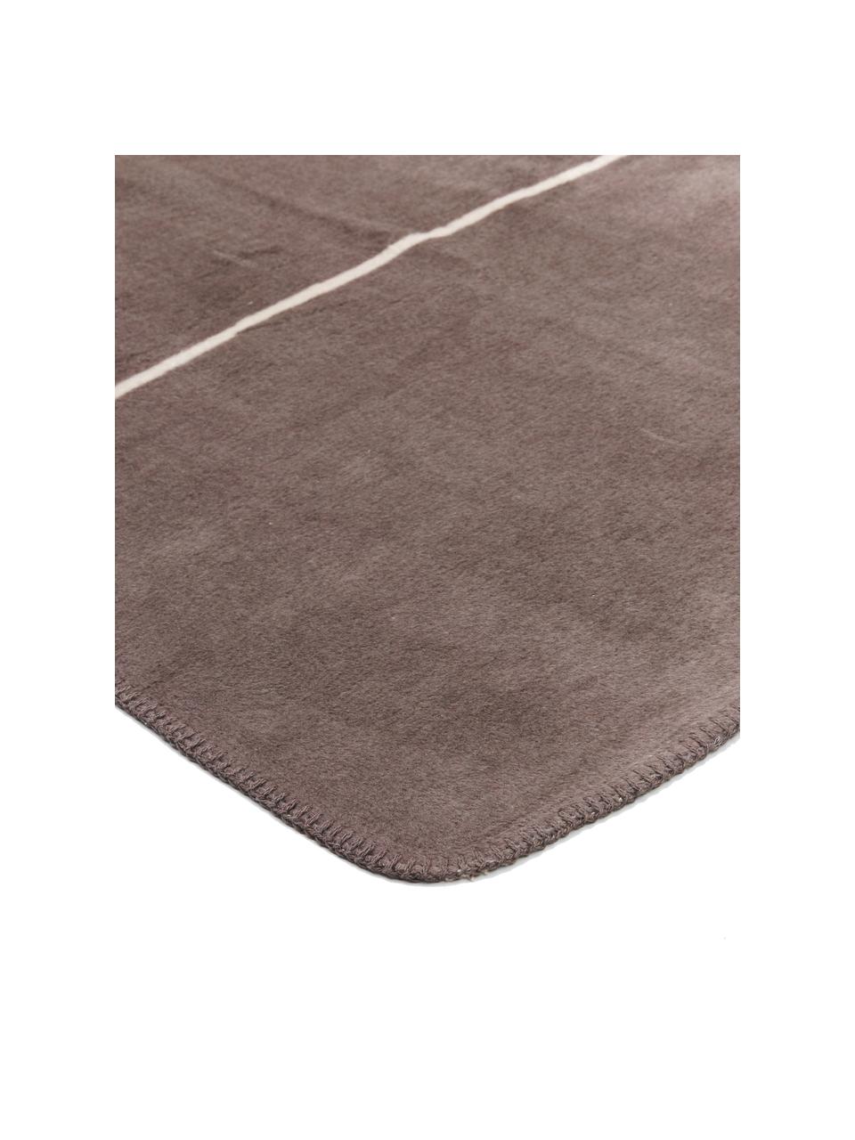 Zachte fleece plaid Love met opschrift en motief, 58% katoen, 32% polyacryl, 10% polyester, Taupe, beige, 150 x 200 cm