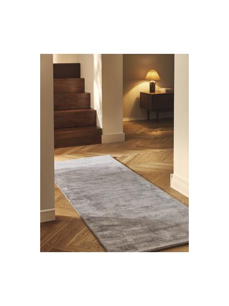 Alfombra corredor artesanal de viscosa Jane, 100% viscosa, Gris pardo, An 80 x L 200 cm