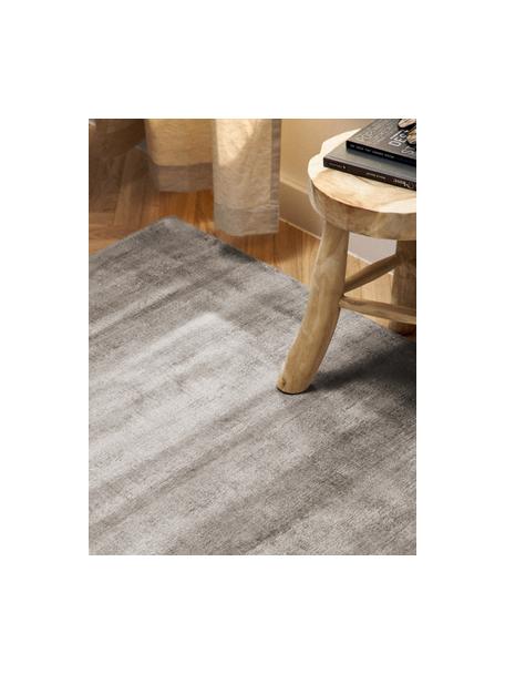 Tapis en viscose tissé main Jane, Taupe, larg. 80 x long. 150 cm (taille XS)