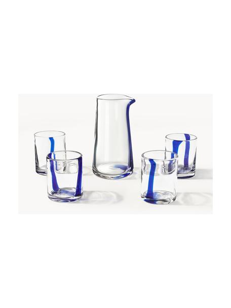 Set caraffa e bicchieri per acqua in vetro soffiato Taha 5 pz, Vetro sodico-calcico, soffiato a bocca

Grazie alla sua superficie liscia e non porosa, il vetro sodico-calcico è facile da pulire. Come altri tipi di vetro, è completamente riciclabile e contribuisce quindi a ridurre l'impatto ambientale. Tuttavia, va notato che è sensibile alle fluttuazioni di temperatura, quindi occorre prestare attenzione quando, ad esempio, si versano nel bicchiere liquidi molto caldi., Trasparente con decoro blu elettrico, Set in varie misure