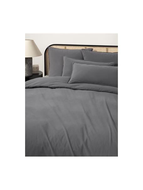 Gewaschener Baumwoll-Bettdeckenbezug Darlyn, 100 % Baumwolle
Fadendichte 150, Standard  Qualität

Bettwäsche aus Baumwolle fühlt sich auf der Haut angenehm weich an, nimmt Feuchtigkeit gut auf und eignet sich für Allergiker.

Durch ein besonderes Waschungsverfahren erhält der Stoff eine robuste, unregelmäßige Stonewash-Optik. Außerdem wird der Stoff dadurch weich und geschmeidig im Griff und erhält eine natürliche Knitter-Optik, die kein Bügeln erfordert und Gemütlichkeit ausstrahlt.

Das in diesem Produkt verwendete Material ist Schadstoff geprüft und zertifiziert nach STANDARD 100 by OEKO-TEX®, 4265CIT, CITEVE, Dunkelgrau, B 155 x L 220 cm