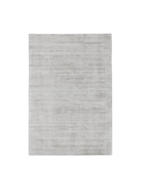 Alfombra artesanal de viscosa Jane, Parte superior: 100% viscosa, Reverso: 100% algodón El material , Gris plateado, An 80 x L 150 cm (Tamaño XS)