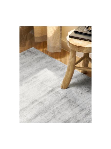 Tapis en viscose tissé main Jane, Gris clair, larg. 80 x long. 150 cm (taille XS)