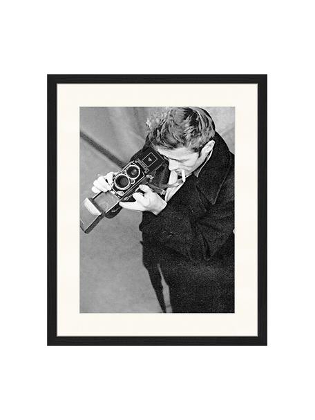 Gerahmte Fotografie James Dean with Camera, Rahmen: Buchenholz, Bild: Digitaldruck auf Papier, , Front: Acrylglas Dieses Produkt , Schwarz, Off White, B 43 x H 53 cm