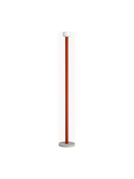 Lampada da terra grande a LED con luce regolabile Bellhop, Paralume: vetro, Struttura: alluminio rivestito, Base della lampada: cemento, Rosso, Alt. 178 cm