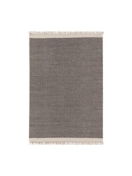 Ručne tkaný vlnený koberec so strapcami Kim, 80 %  vlna, 20 % bavlna 

V prvých týždňoch používania môžu vlnené koberce uvoľňovať vlákna, tento jav po čase zmizne, Čierna, svetlobéžová, Š 80 x D 120 cm (veľkosť XS)