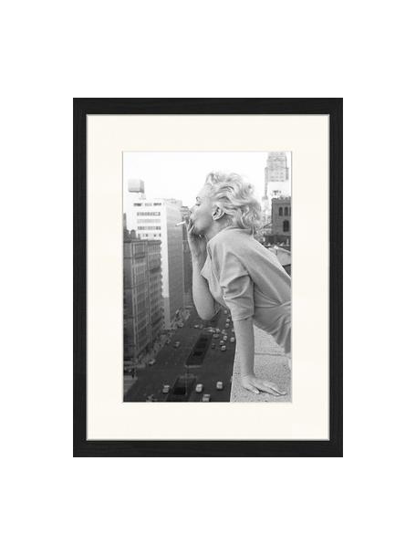 Ingelijste digitale print Marilyn At The Ambassador Hotel New York, Afbeelding: digitale print op papier,, Lijst: gelakt hout, Marilyn At The Ambassador Hotel, B 33 x H 43 cm
