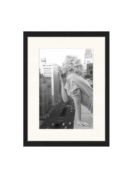 Stampa digitale incorniciata Marilyn At The Ambassador Hotel New York, Immagine: stampa digitale su carta,, Cornice: legno, verniciato, Marilyn all'Ambassador Hotel, Larg. 33 x Alt. 43 cm
