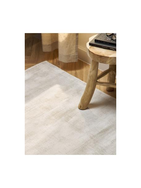 Alfombra artesanal de viscosa Jane, 100% viscosa

El material utilizado para este producto ha sido probado contra sustancias nocivas y está certificado según el STANDARD 100 por OEKO-TEX® , HOHENSTEIN HTTI, 17.HIN.14404, Blanco Off White, An 80 x L 150 cm (Tamaño XS)