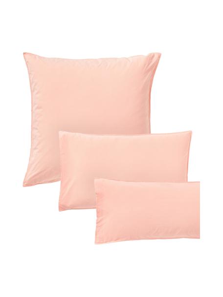 Gewaschener Baumwoll-Kopfkissenbezug Darlyn, 100 % Baumwolle
Fadendichte 150, Standard Qualität

Bettwäsche aus Baumwolle fühlt sich auf der Haut angenehm weich an, nimmt Feuchtigkeit gut auf und eignet sich für Allergiker.

Durch ein besonderes Waschungsverfahren erhält der Stoff eine robuste, unregelmäßige Stonewash-Optik. Außerdem wird der Stoff dadurch weich und geschmeidig im Griff und erhält eine natürliche Knitter-Optik, die kein Bügeln erfordert und Gemütlichkeit ausstrahlt.

Das in diesem Produkt verwendete Material ist schadstoffgeprüft und zertifiziert nach STANDARD 100 by OEKO-TEX®, 4265CIT, CITEVE., Altrosa, B 40 x L 80 cm