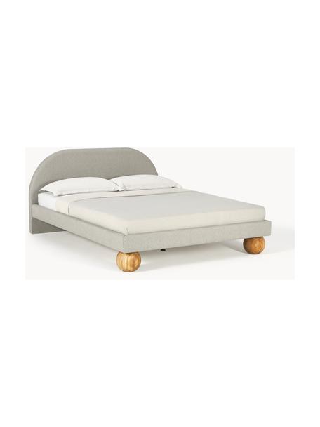 Cama tapizada con patas esfericas de madera Rena, Tapizado: 100% polipropileno Alta r, Estructura: madera de pino macizo, ag, Patas: madera de roble Este prod, Tejido gris claro, madera de roble, An 160 x L 200 cm