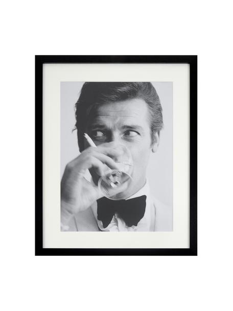 Ingelijste digitale print James Bond Drinking, Afbeelding: digitale print op papier,, Lijst: gelakt hout, Zwart, wit, B 33 x H 43 cm