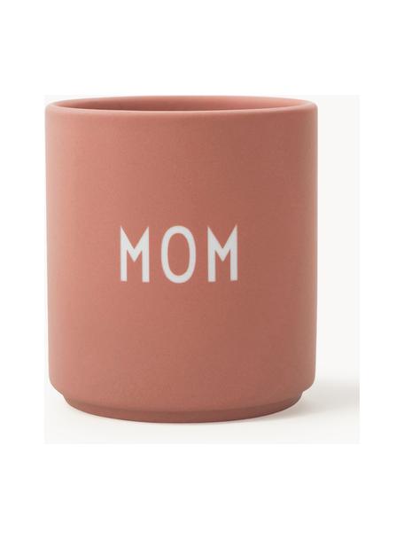 Design beker favorite MOM/LOVE met tekst op de voor- en achterkant, Beenderporselein (porselein)
Fine Bone China is een zacht porselein, dat zich vooral onderscheidt door zijn briljante, doorschijnende glans., Koraalrood (Mom), Ø 8 x H 9 cm, 250 ml