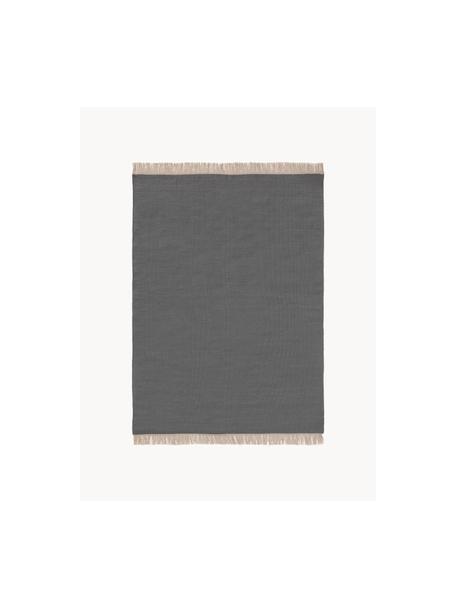 Tapis en laine tissé à la main avec franges Liv, 80 % laine, 20 % coton

Les tapis en laine peuvent perdre des fibres lors des premières semaines et des peluches peuvent se former, ce phénomène est naturel et diminue à mesure de votre usage et du temps, Gris foncé, larg. 120 x long. 170 cm (taille S)