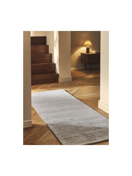 Alfombra corredor artesanal de viscosa Jane, 100% viscosa

El material utilizado para este producto ha sido probado contra sustancias nocivas y está certificado según el STANDARD 100 por OEKO-TEX® , HOHENSTEIN HTTI, 17.HIN.14404, Greige, An 80 x L 200 cm