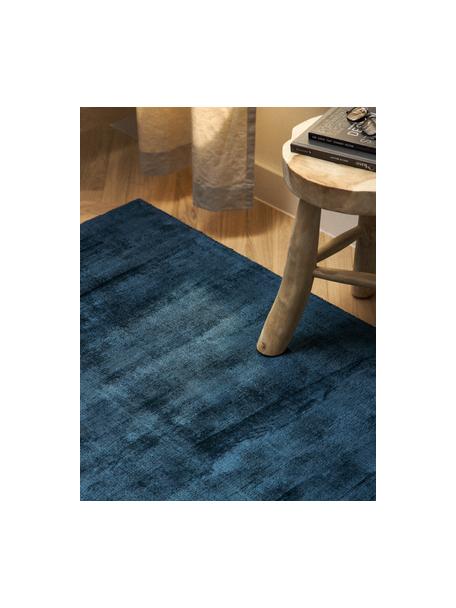 Alfombra artesanal de viscosa Jane, 100% viscosa, Azul oscuro, An 80 x L 150 cm (Tamaño XS)