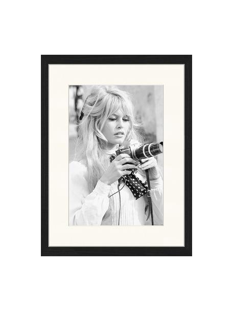 Gerahmter Digitaldruck Brigitte With Her Camera, Bild: Digitaldruck auf Papier, , Rahmen: Holz, lackiert, Front: Plexiglas, Schwarz, Weiß, 33 x 43 cm